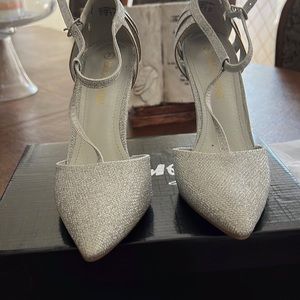 Silver heels 👠 super cute